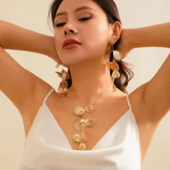 Alternative view of Elegant Ginkgo Leaf Pendant Necklace & Earrings Jewelry Set for Women